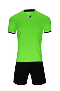 Vue détaillée de l'ensemble de football vert fluo et noir pour entraînement sport pro