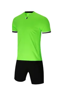 Vue détaillée de l'ensemble maillot de football vert néon séchage rapide et short noir