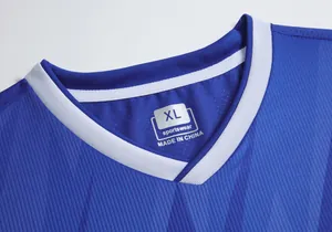 Detailansicht eines blauen Fußballtrikot-Kragens mit dem Etikett XL Sportswear