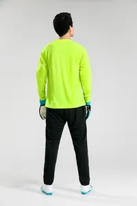 Vue arrière de l'ensemble maillot de gardien de but vert néon et pantalon noir de sport
