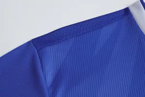Detailansicht des blauen, atmungsaktiven Mesh-Gewebes am Fußballtrikot