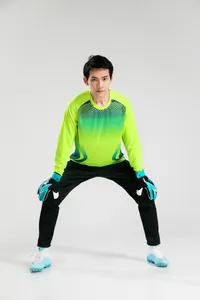 Vue complète d'un gardien de but portant un maillot d'entraînement de football vert néon