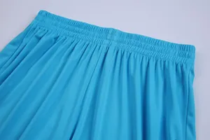 Λεπτομερής προβολή του γαλάζιου ποδοσφαιρικού σορτς με άνετη ελαστική μέση