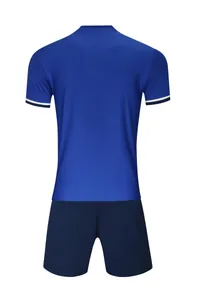 Détail montrant la vue arrière du maillot de foot bleu et du short de sport marine
