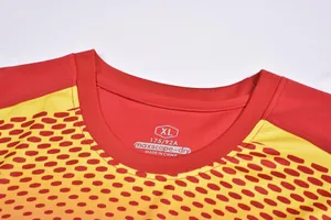 Détail de l'encolure et de l'étiquette de taille d'un maillot de gardien de but rouge et jaune