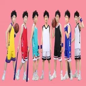 Grupo de niños mostrando uniformes de baloncesto coloridos para niños sobre fondo rosa