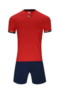Vue de face d'un ensemble de maillot de football rouge et bleu marine respirant