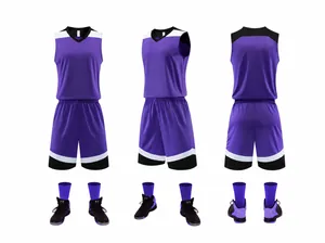 Violettes Basketball-Trikot-Set mit Trikot und Shorts aus drei verschiedenen Perspektiven.