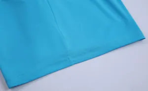 Κοντινή λεπτομέρεια στριφώματος με διπλή ραφή σε γαλάζια αναπνεύσιμη ποδοσφαιρική φανέλα