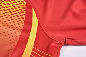 Gros plan du maillot de gardien de foot rouge montrant le tissu mesh et les coutures