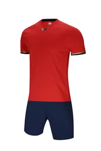 Gros plan d'un ensemble de maillot de football rouge et bleu respirant pour le sport