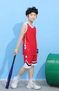 Primer plano detallado de un niño con un conjunto de baloncesto rojo y equipo.