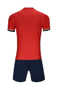 Vue arrière d'un ensemble de football respirant et séchant rapidement en rouge/bleu.