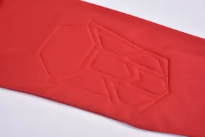 Gros plan sur le rembourrage protecteur cousu d'un maillot de gardien de but rouge