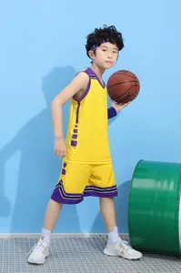 Vista completa del conjunto de camiseta de baloncesto de malla amarilla para niños