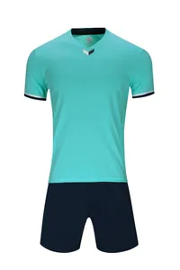 Vue de face d'un maillot de foot turquoise et d'un short bleu marine