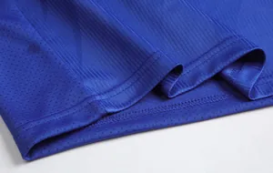 Detailansicht der hochwertigen Nähte und des atmungsaktiven Mesh-Gewebes vom blauen Sporttrikot