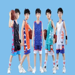 Completi da basket per bambini con maglia e pantaloncini disponibili in vari colori vivaci