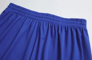 Detailaufnahme des atmungsaktiven Netzgewebes und Gummibundes der blauen Sporthose