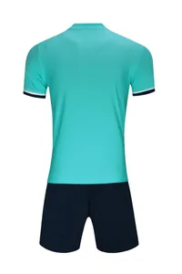 Vue arrière d'un maillot de football respirant bleu sarcelle et bleu marine avec short