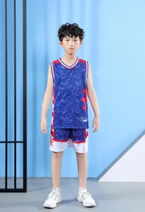 Completo da basket blu per bambini con motivo geometrico in vista dettagliata