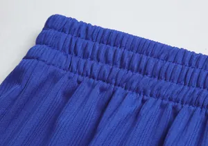 Detailansicht des königsblauen atmungsaktiven Rippstoffs und Elastikbunds von Sportshorts