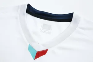 Vue détaillée du col en V et du tissu respirant du maillot de football blanc