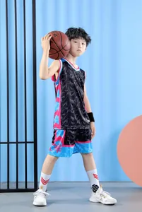 Vista dettagliata di un bambino in completo da basket nero e blu con palla da basket