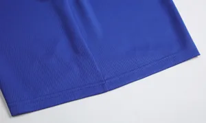Makro-Detailansicht des Saums eines blauen Sporttrikots mit professioneller Verarbeitung