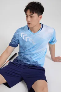 Detail view of breathable blue badminton jersey with gradient pattern on male model