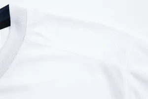 Gros plan détaillé du tissu en maille respirante sur l'épaule du maillot de football blanc