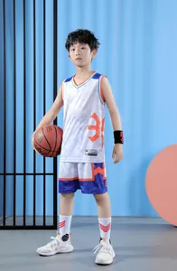 Dettaglio di un set da basket per bambini con un design sportivo blu e arancione