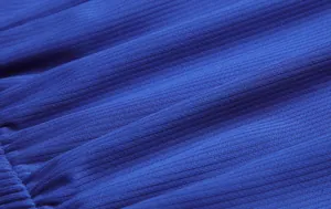 Detaillierte Nahaufnahme von atmungsaktivem blauem Rippenstoff für Sporttrikots
