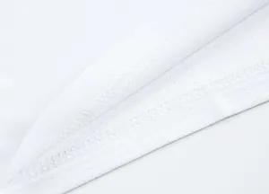 Détail en gros plan du tissu en maille blanche respirante avec coutures soignées