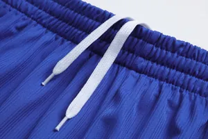Detailaufnahme des atmungsaktiven blauen Fußballshorts-Bunds mit weißem Kordelzug