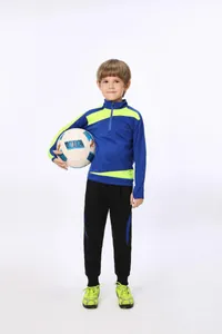 Frontansicht eines Kindes in blau-gelber Fußball-Trainingsjacke und schwarzer Hose