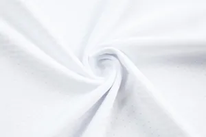 Vue macro montrant la texture en mesh respirant d'un tissu de maillot de foot blanc