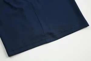 Gros plan sur le tissu respirant du maillot de foot bleu marine et les coutures