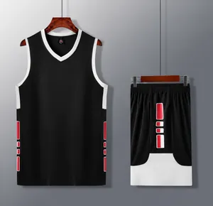 Nahaufnahme des hochwertigen schwarzen Basketball-Trikot-Sets mit roten Akzenten