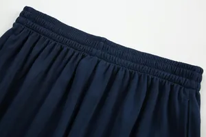 Gros plan sur le tissu en maille bleu marine et la taille élastique d'un short de sport