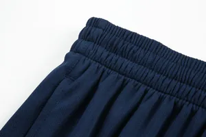 Gros plan du short de football en maille respirante bleu marine avec taille élastique
