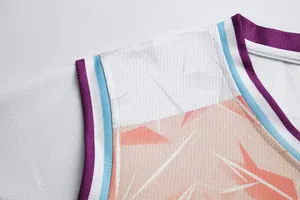 Detailansicht des atmungsaktiven Mesh-Gewebes und der verstärkten Nähte beim Basketballtrikot