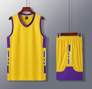 Detailansicht eines gelb-violetten Basketball-Trikot- und Short-Sets für Training