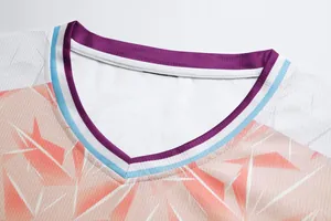 Detaillierte Nahaufnahme des V-Ausschnitts an einem atmungsaktiven Basketballtrikot