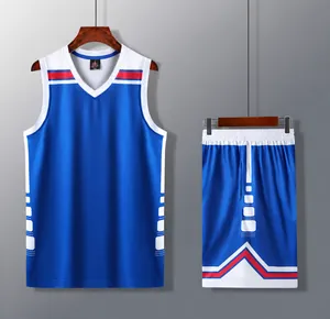 Conjunto de baloncesto azul con detalles de rayas rojas y blancas para deporte.
