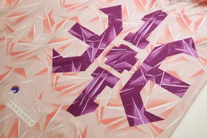 Nahaufnahme eines rosa atmungsaktiven Basketball-Trikots mit geometrischen Prints