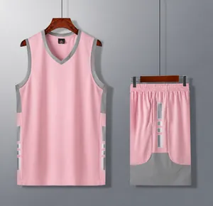 Detail des rosa Basketball-Trikot-Sets mit ärmellosem Oberteil und passenden Shorts.