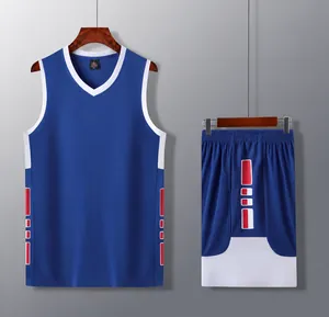 Detailansicht des königsblauen Basketball-Trikots und der Shorts für das Training.