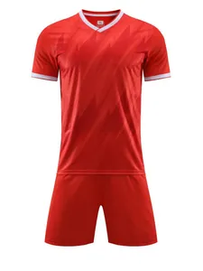 Completo calcio rosso a maniche corte e pantaloncini con bordi bianchi e saette