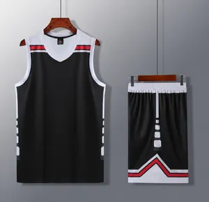 Conjunto de camiseta de baloncesto negra con detalles de rayas rojas y blancas